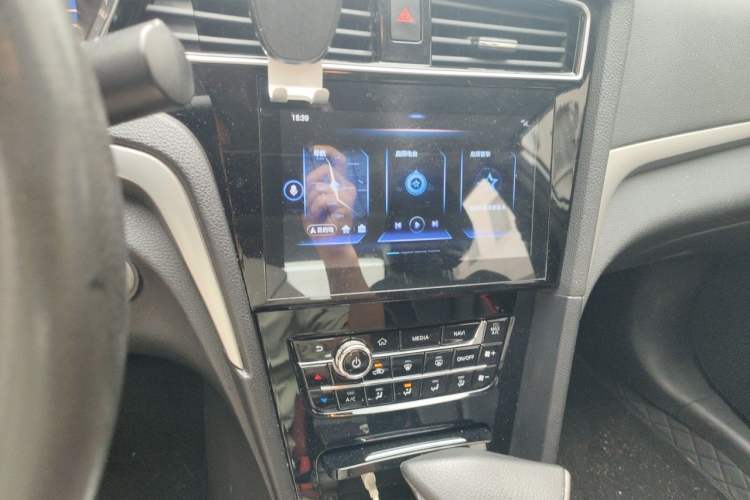 Used Venucia D60 2019 100 000 Honor 1.6L XL CVT Chenku Edition China VI Standard Audio And AC Panel