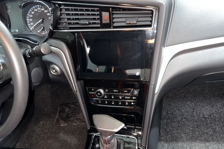 Used Venucia D60 2019 100 000-Yuan Glory 1.6L XV CVT Chenyue Edition China VI Standard Audio And AC Panel