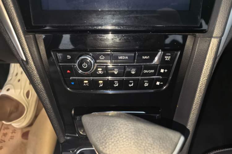 Used Venucia D60 2019 100 000 Honor 1.6L XL CVT Chenku Edition China V Standard Audio And AC Panel