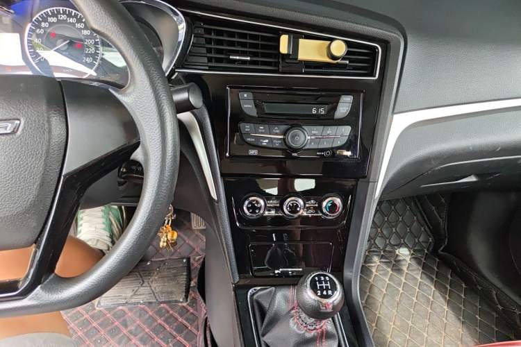 Used Venucia D60 2019 100 000-Yuan Glory 1.6L XE Manual – Chenxiang Edition China VI Audio And AC Panel