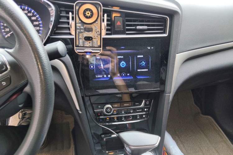 Used Venucia D60 2019 1.6L XL CVT Smart Connect Elite Edition Audio And AC Panel