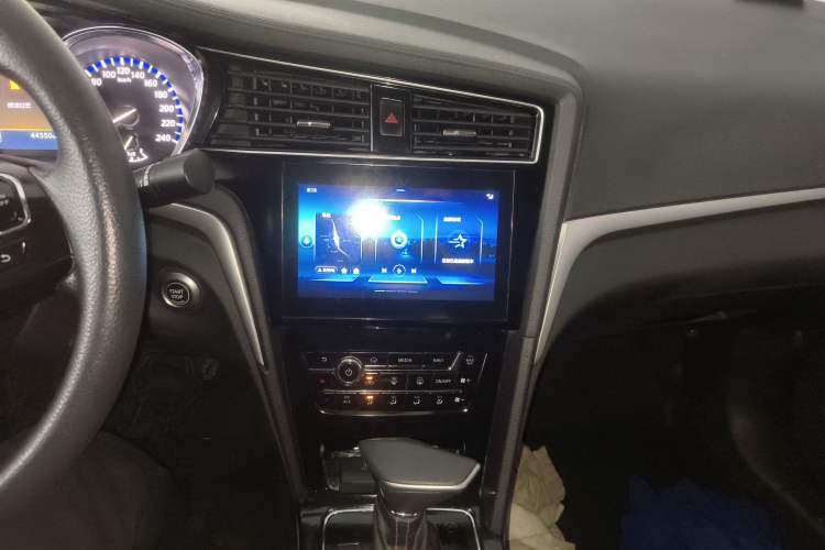 Used Venucia D60 2019 1.6L XL CVT Smart Connect Elite Edition Audio And AC Panel