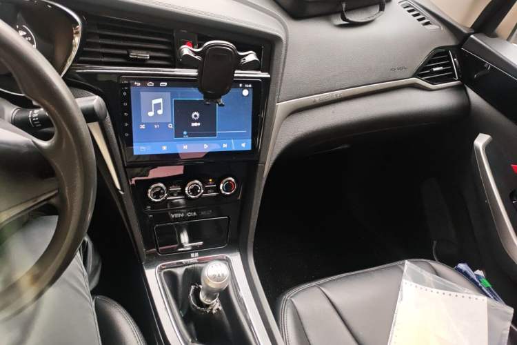Used Venucia D60 2019 100 000-Yuan Glory 1.6L Entry Manual ChenShang Edition China V Standard Audio And AC Panel