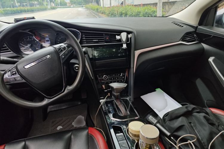 Used Venucia D60 2019 100 000 Honor 1.6L XL CVT Chenku Edition China VI Standard Center Console