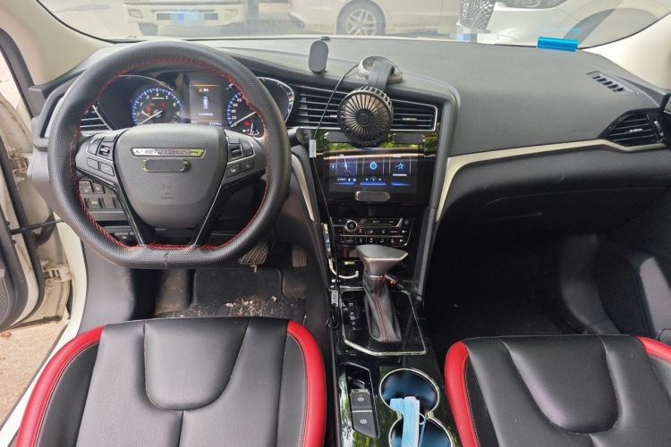 Used Venucia D60 2019 100 000 Honor 1.6L XL CVT Chenku Edition China VI Standard Center Console