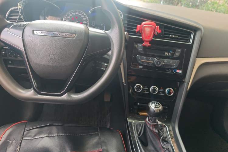 Used Venucia D60 2019 100 000 Glory 1.6L Entry Manual ChenShang Edition China VI Center Console