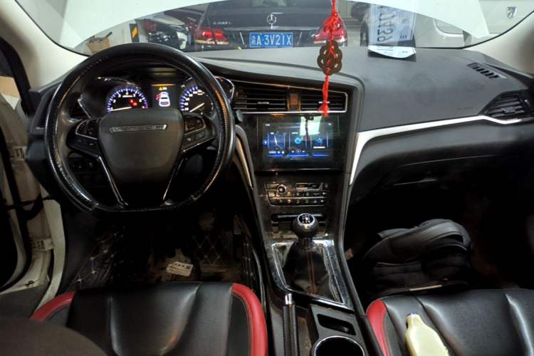 Used Venucia D60 2019 100 000 Glory 1.6L XL Manual Chenku Edition China VI Center Console