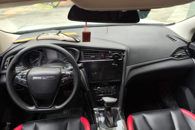 Used Venucia D60 2019 100 000 Honor 1.6L XL CVT Chenku Edition China VI Standard Center Console