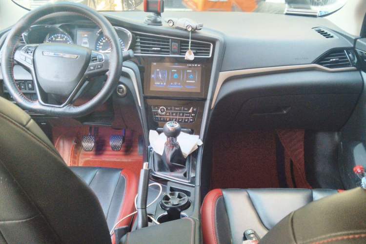 Used Venucia D60 2019 1.6L XL Manual SmartConnect Elite Edition Center Console