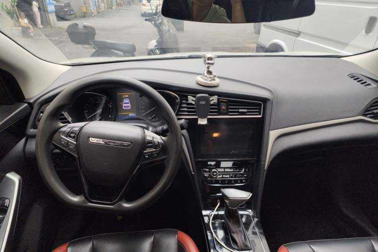 Used Venucia D60 2019 100 000 Honor 1.6L XL CVT Chenku Edition China VI Standard Center Console