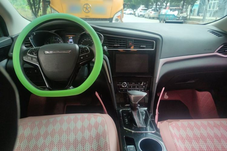Used Venucia D60 2019 100 000 Honor 1.6L XL CVT Chenku Edition China VI Standard Center Console