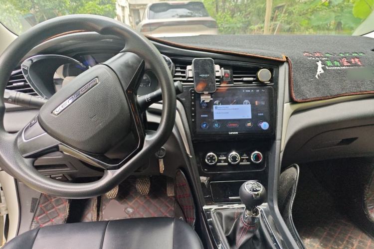 Used Venucia D60 2019 100 000-Yuan Glory 1.6L Entry Manual ChenShang Edition China V Standard Center Console