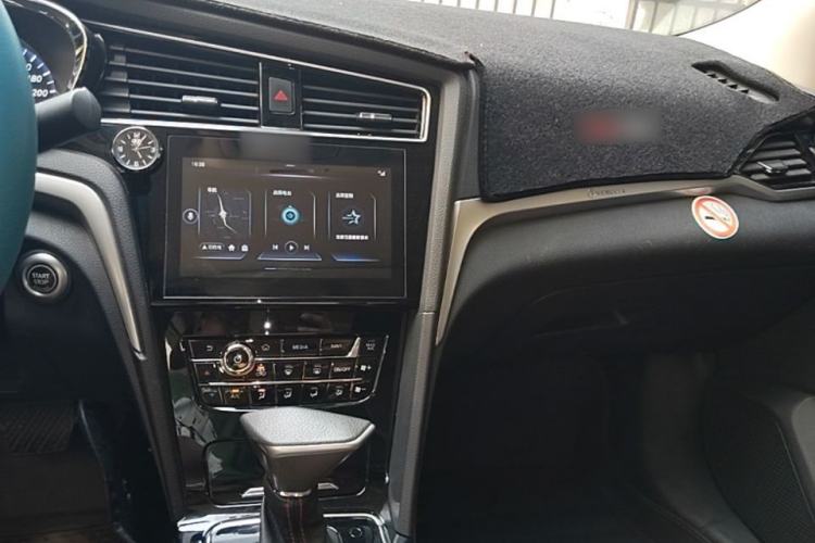 Used Venucia D60 2019 100 000 Honor 1.6L XL CVT Chenku Edition China VI Standard Center Console