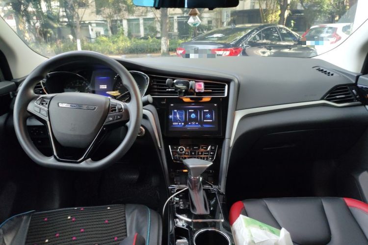 Used Venucia D60 2019 100 000 Honor 1.6L XL CVT Chenku Edition China VI Standard Center Console