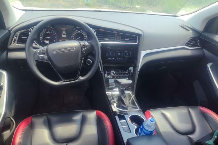 Used Venucia D60 2019 100 000 Honor 1.6L XL CVT Chenku Edition China VI Standard Center Console