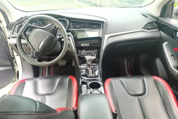 Used Venucia D60 2019 100 000 Honor 1.6L XL CVT Chenku Edition China VI Standard Center Console