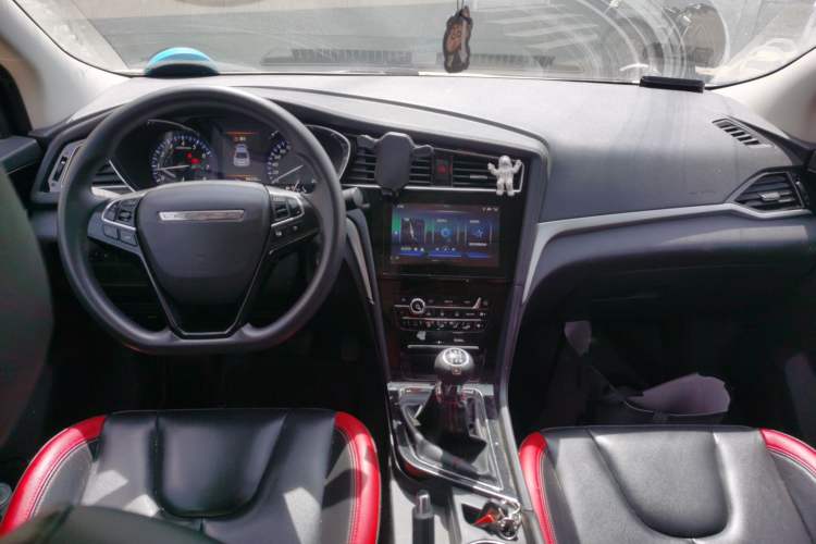 Used Venucia D60 2019 100 000 Glory 1.6L XL Manual Chenku Edition China VI Center Console