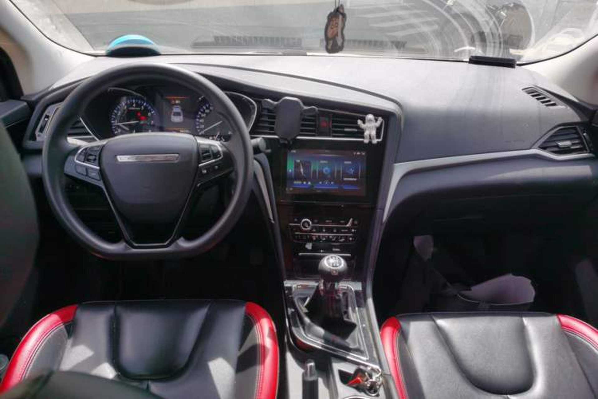 Used Venucia D60 2019 100 000 Glory 1.6L XL Manual Chenku Edition China VI Center Console