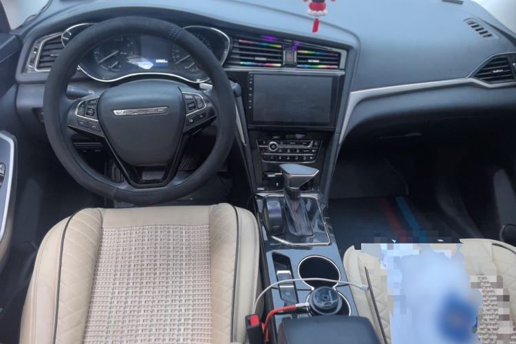 Used Venucia D60 2019 100 000 Honor 1.6L XL CVT Chenku Edition China VI Standard Center Console