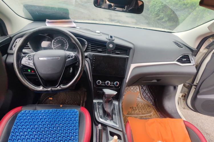 Used Venucia D60 2019 100 000-Yuan Glory 1.6L XE CVT Chenxiang Edition China V Emission Standard Center Console