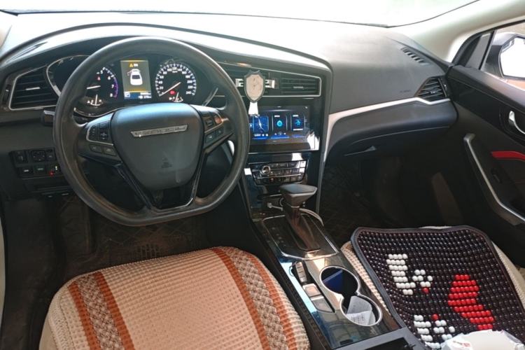 Used Venucia D60 2019 1.6L XL CVT Smart Connect Elite Edition Center Console