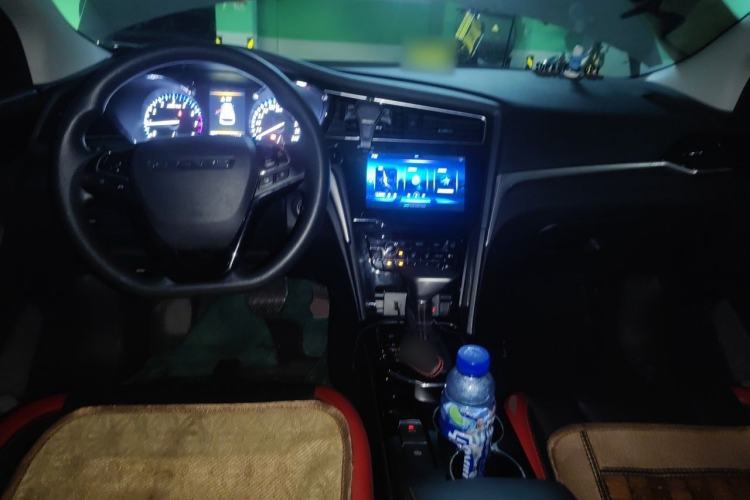 Used Venucia D60 2019 100 000 Honor 1.6L XL CVT Chenku Edition China VI Standard Center Console
