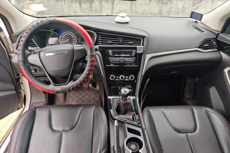 Used Venucia D60 2019 100 000 Glory 1.6L Entry Manual ChenShang Edition China VI Center Console