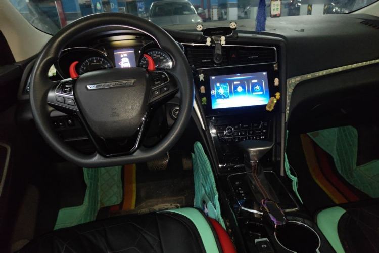 Used Venucia D60 2019 100 000 Honor 1.6L XL CVT Chenku Edition China VI Standard Center Console