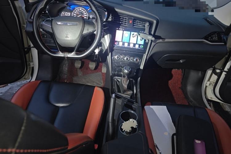 Used Venucia D60 2019 100 000 Glory 1.6L Entry Manual ChenShang Edition China VI Center Console
