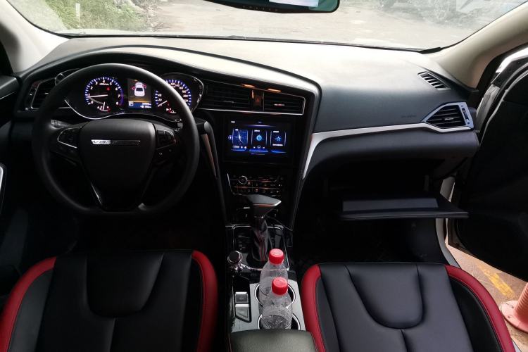 Used Venucia D60 2019 1.6L XL CVT Smart Connect Elite Edition Center Console