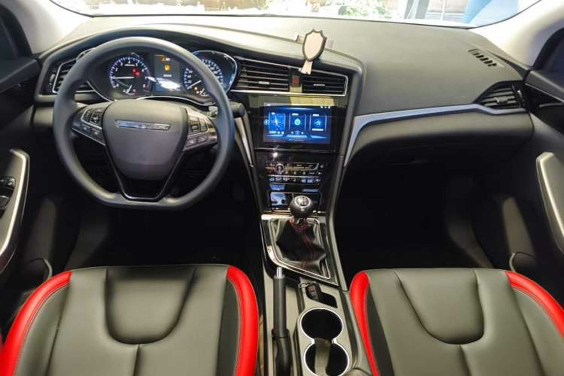 Used Venucia D60 2019 1.6L XL Manual SmartConnect Elite Edition Center Console