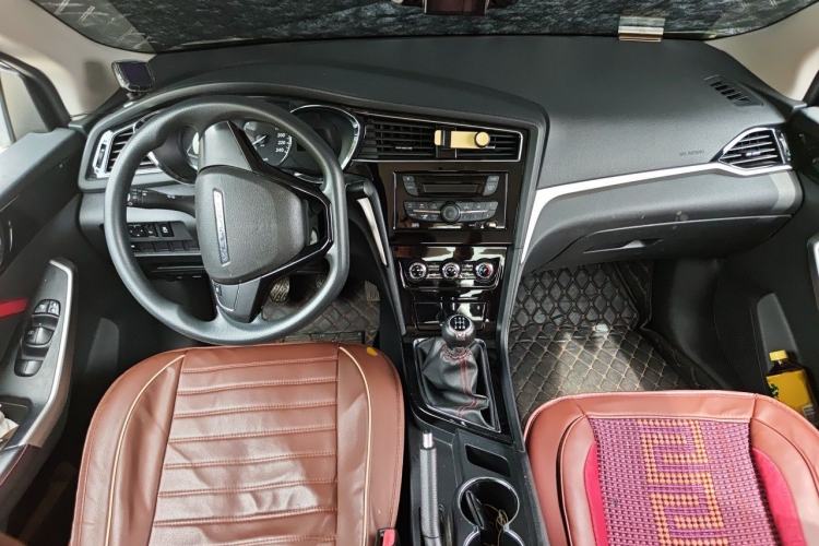 Used Venucia D60 2019 100 000-Yuan Glory 1.6L XE Manual – Chenxiang Edition China VI Center Console