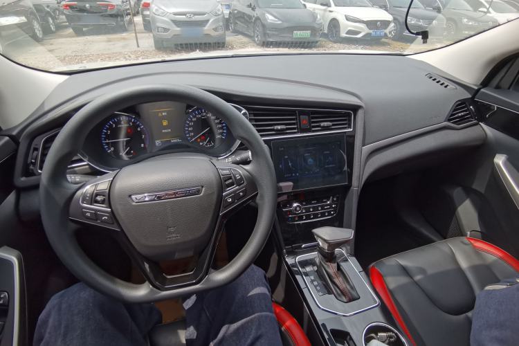 Used Venucia D60 2019 100 000 Honor 1.6L XL CVT Chenku Edition China VI Standard Center Console