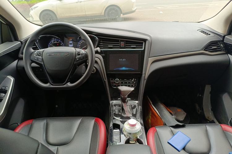 Used Venucia D60 2019 100 000 Honor 1.6L XL CVT Chenku Edition China VI Standard Center Console