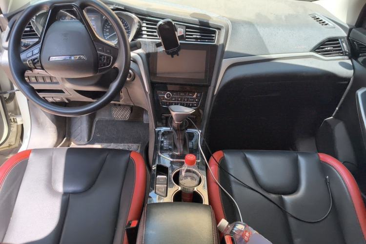 Used Venucia D60 2019 100 000 Honor 1.6L XL CVT Chenku Edition China VI Standard Center Console
