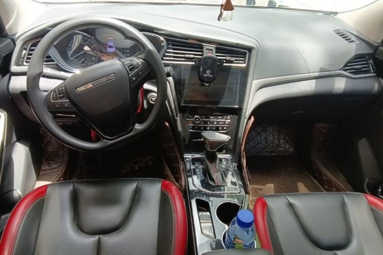 Used Venucia D60 2019 100 000 Honor 1.6L XL CVT Chenku Edition China VI Standard Center Console