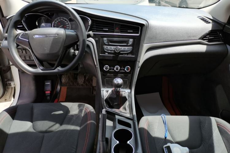 Used Venucia D60 2019 100 000 Glory 1.6L Entry Manual ChenShang Edition China VI Center Console