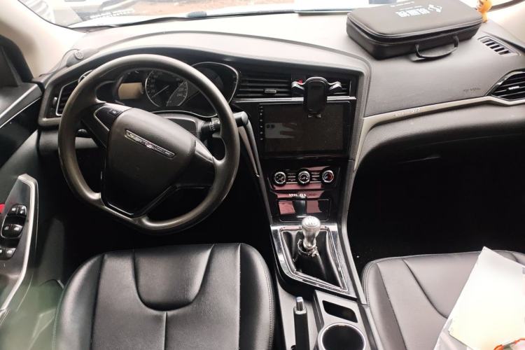 Used Venucia D60 2019 100 000-Yuan Glory 1.6L Entry Manual ChenShang Edition China V Standard Center Console