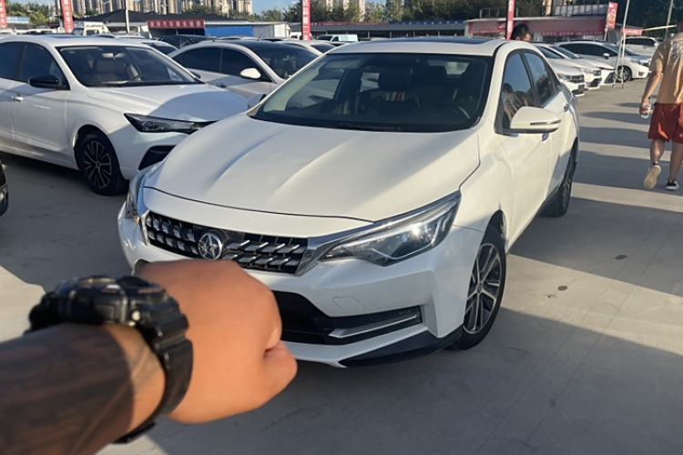 Used Venucia D60 2019 1.6L XL CVT Smart Connect Elite Edition Exterior 6