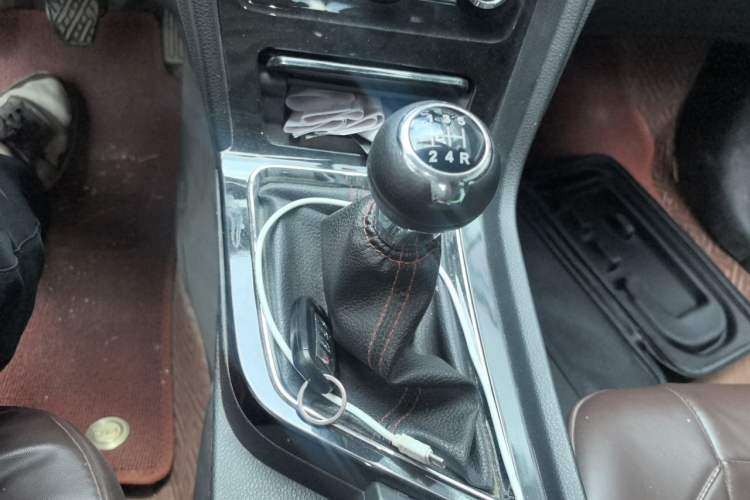 Used Venucia D60 2019 1.6L XE Manual Comfort Edition Gear Lever