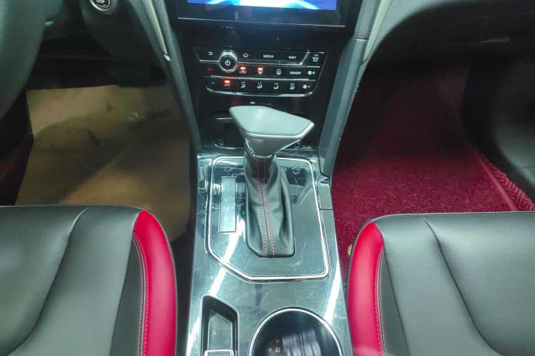 Used Venucia D60 2019 100 000 Honor 1.6L XL CVT Chenku Edition China VI Standard Gear Lever