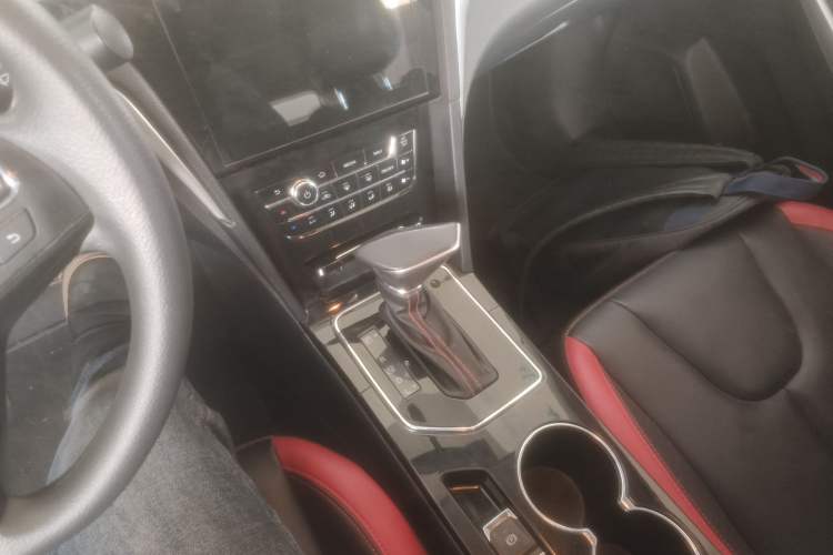 Used Venucia D60 2019 100 000 Honor 1.6L XL CVT Chenku Edition China VI Standard Gear Lever