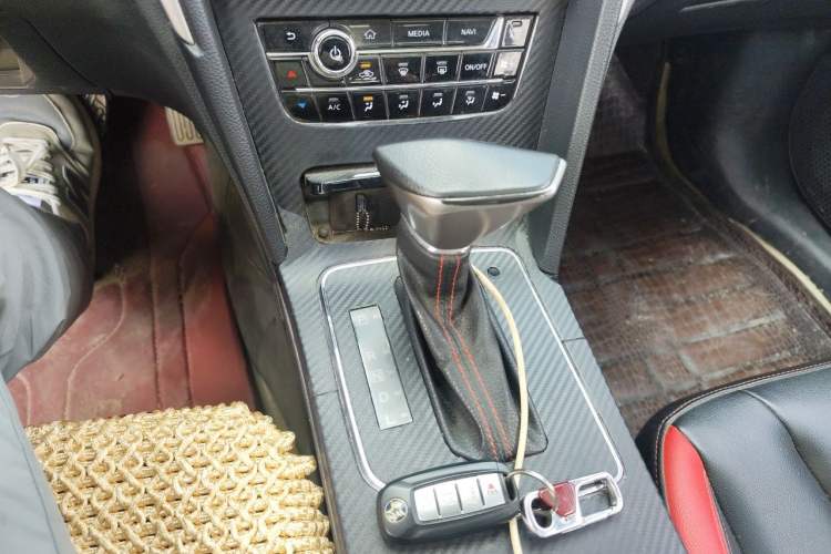 Used Venucia D60 2019 100 000 Honor 1.6L XL CVT Chenku Edition China VI Standard Gear Lever