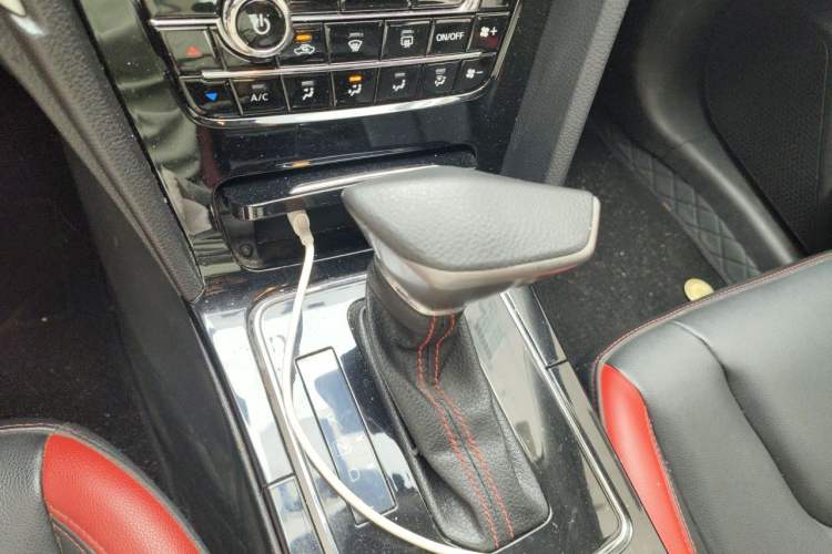 Used Venucia D60 2019 100 000 Honor 1.6L XL CVT Chenku Edition China VI Standard Gear Lever