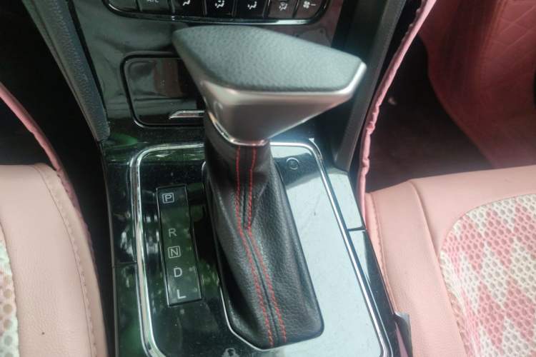 Used Venucia D60 2019 100 000 Honor 1.6L XL CVT Chenku Edition China VI Standard Gear Lever
