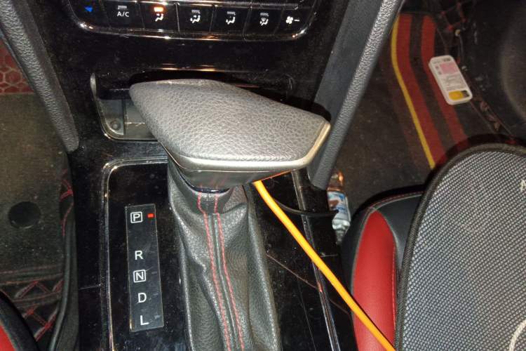 Used Venucia D60 2019 100 000 Honor 1.6L XL CVT Chenku Edition China VI Standard Gear Lever