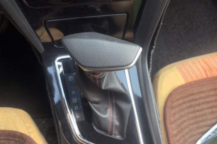 Used Venucia D60 2019 100 000-Yuan Glory 1.6L XE CVT Chenxiang Edition China VI Standard Gear Lever