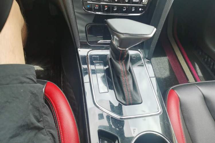 Used Venucia D60 2019 100 000 Honor 1.6L XL CVT Chenku Edition China VI Standard Gear Lever