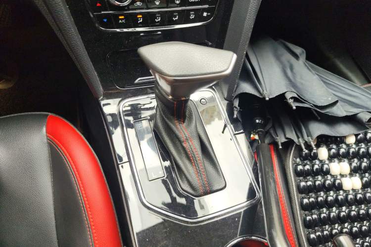 Used Venucia D60 2019 100 000 Honor 1.6L XL CVT Chenku Edition China VI Standard Gear Lever