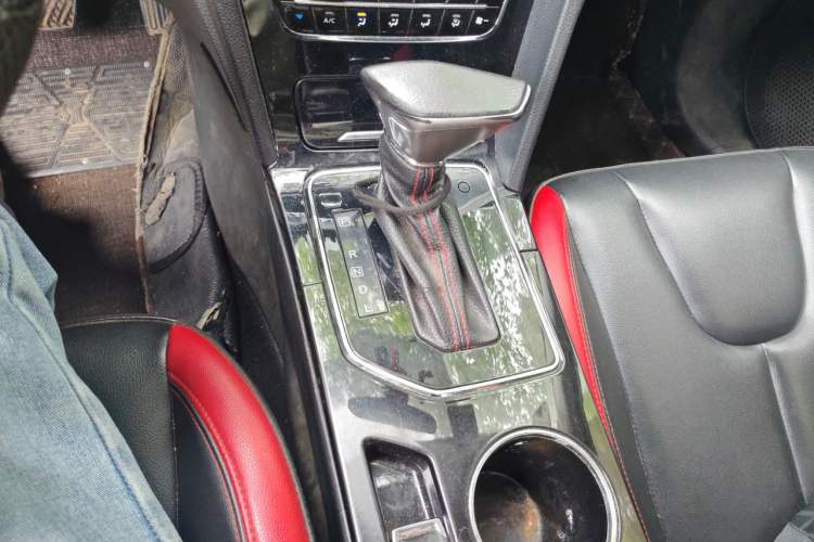 Used Venucia D60 2019 100 000 Honor 1.6L XL CVT Chenku Edition China VI Standard Gear Lever